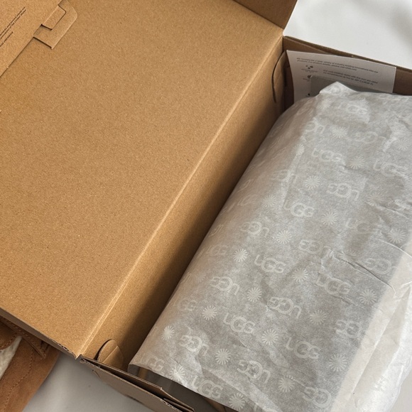 UGG Tan Suede Moccasin Loafer/Slipper woman size-8 NWT - Picture 12 of 16